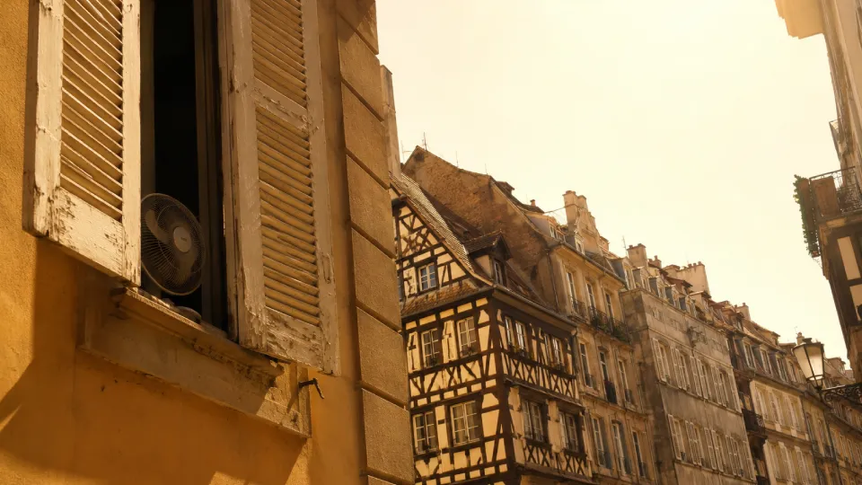 Canicule et logement à Strasbourg, immeuble ancien du Bas-Rhin sous forte chaleur